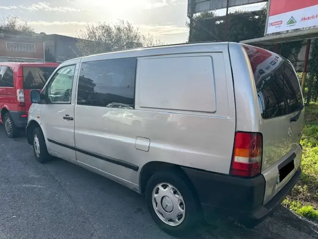 Usado Mercedes Vito 122 CV (89 kW) 2000 Gris Van