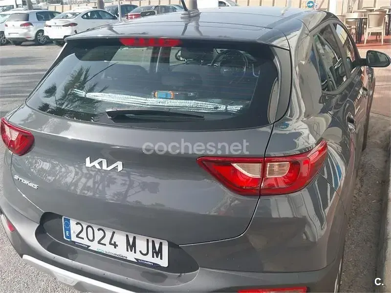 Usado Kia Stonic 84 CV (61 kW) 2023 Gris / plata SUV