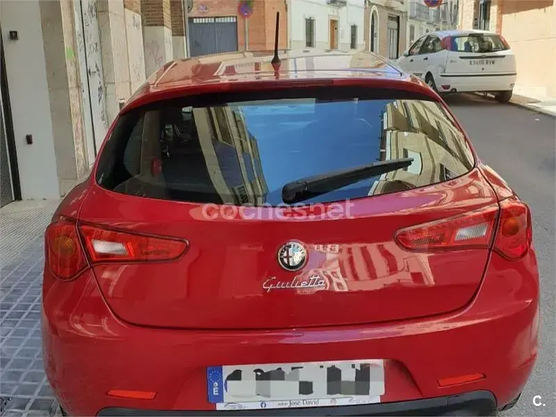 Usado Alfa Romeo Giulietta Distinctive 140 CV (102 kW) 2012 Rojo Utilitario