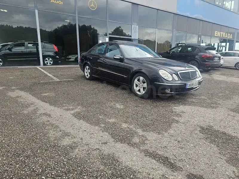 Usado Mercedes E320 Avantgarde 204 CV (150 kW) 2004 Negro Berlina