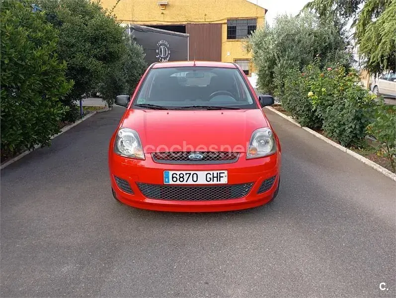 Usado Ford Fiesta Ghia 80 CV (58 kW) 2008 Rojo Utilitario