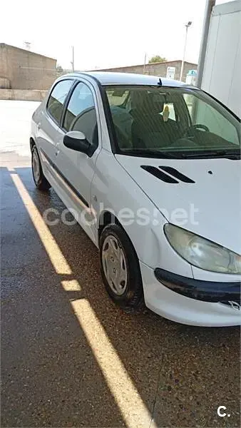 Usado Peugeot 206 70 CV (51 kW) 2003 Blanco Berlina