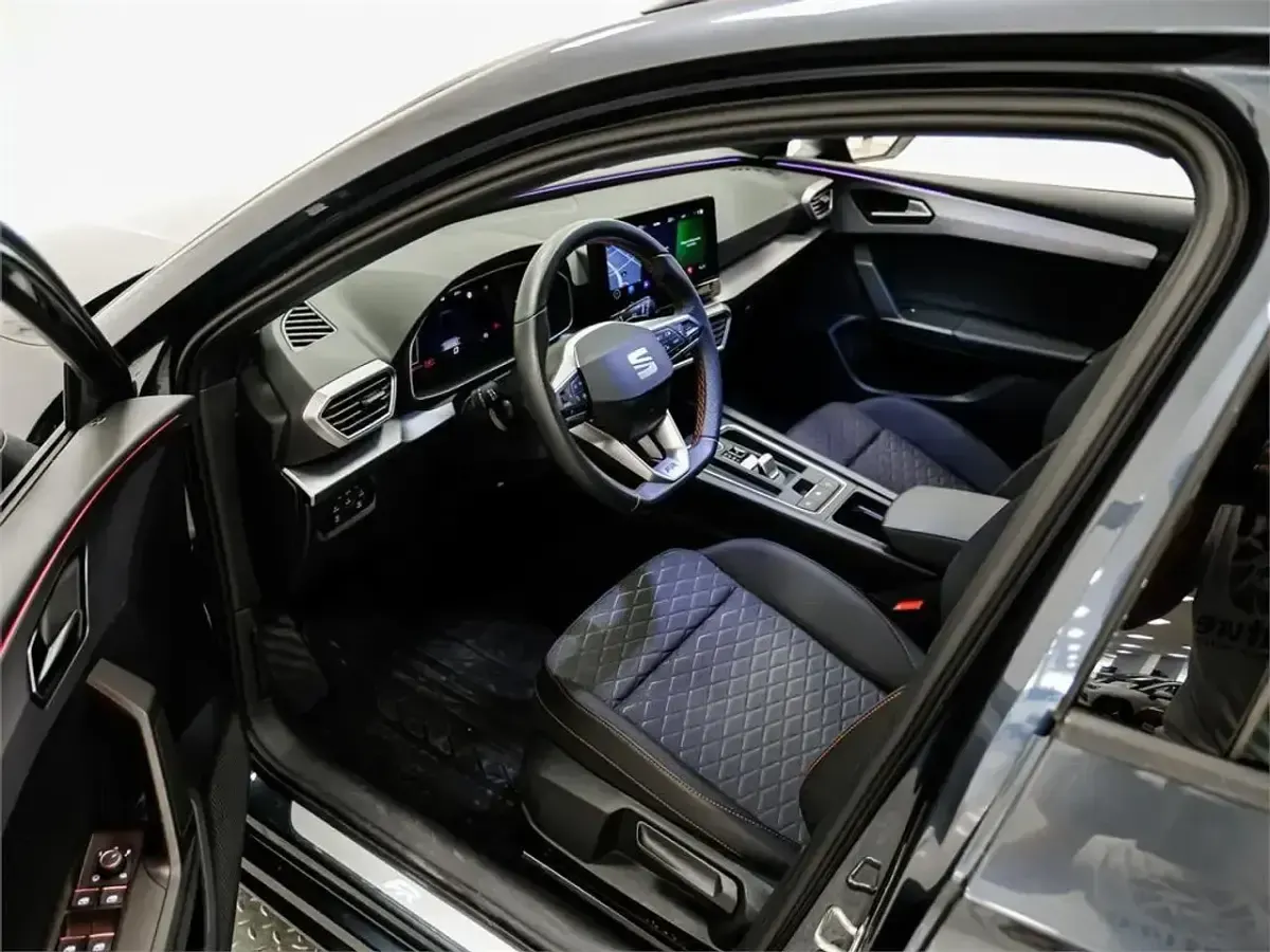 Usado Seat Leon XCELLENCE 150 HP (110 kW) 2023 Azul Sedan