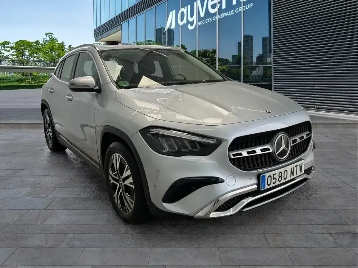 Usado Mercedes GLA200 150 CV (110 kW) 2024 Gris / plata SUV