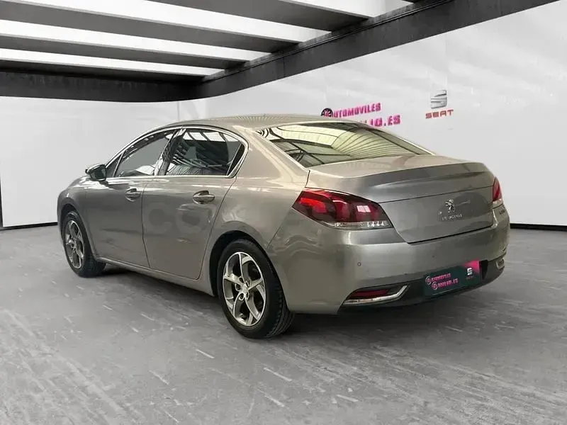 Usado Peugeot 508 Active 120 CV (88 kW) 2018 Gris / plata Berlina