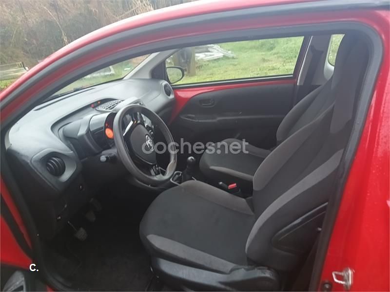 Usado Toyota Aygo X-play 69 CV (50 kW) 2018 Rojo Utilitario