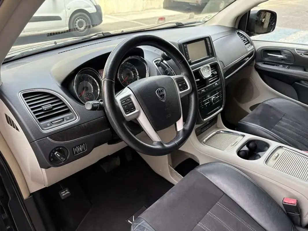 Usado Lancia Voyager Platinum 178 CV (130 kW) 2015 Negro Monovolumen