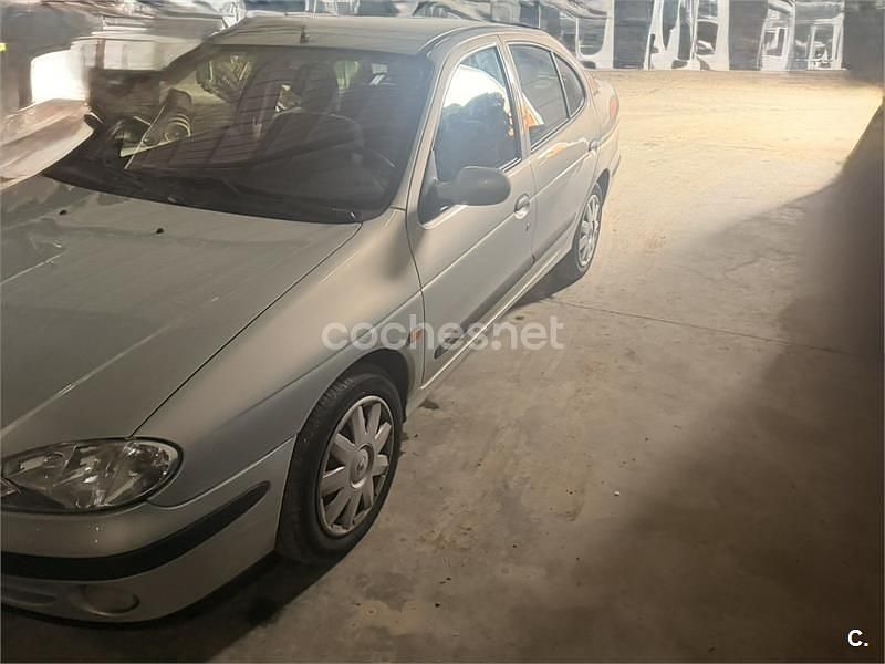 Usado Renault Mégane II Authentique 105 CV (77 kW) 2003 Gris / plata Berlina