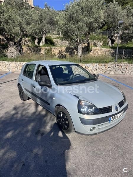 Begagnad Renault Clio II 65 HK (47 kW) 2003 Grön Sedan