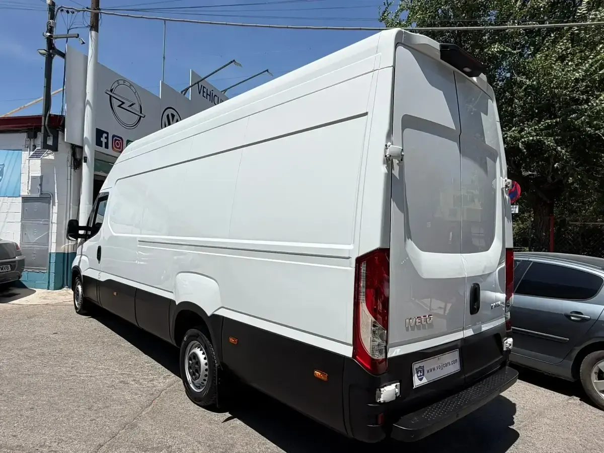 Usado Iveco Daily 176 CV (129 kW) 2024 Blanco Berlina