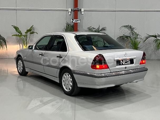 Usado Mercedes C180 Elegance 122 CV (89 kW) 1997 Gris / plata Berlina