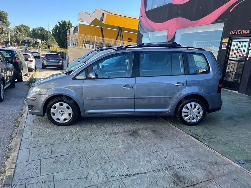 Usado VW Touran Edition 105 CV (77 kW) 2009 Gris / plata Monovolumen