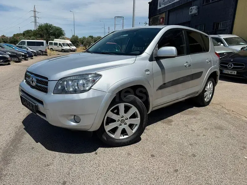 Usado Toyota RAV4 Premium 177 CV (130 kW) 2006 Gris / plata SUV