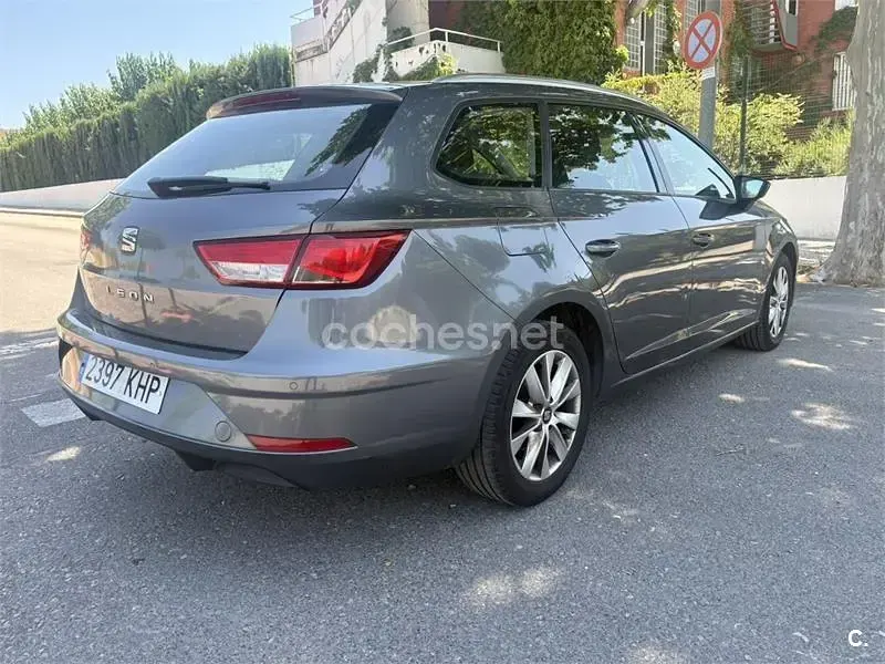 Usado Seat Leon ST Style 110 CV (80 kW) 2018 Gris / plata Familiar