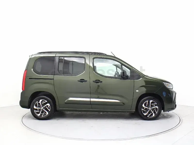 Usado Toyota Proace Verso Active 131 CV (96 kW) 2026 Verde Familiar