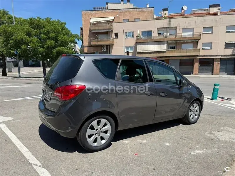 Usado Opel Meriva Essentia 100 CV (73 kW) 2011 Gris / plata Monovolumen