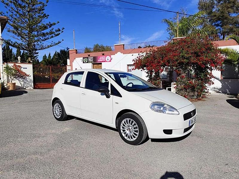 Usado Fiat Punto Lounge 69 CV (50 kW) 2013 Blanco Utilitario