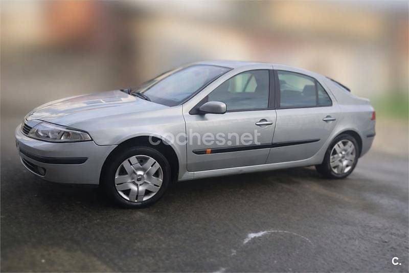 Usado Renault Laguna II Authentique 100 CV (73 kW) 2002 Gris / plata Berlina
