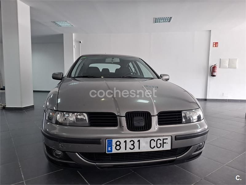 Usado Seat Leon Sport 110 CV (80 kW) 2003 Gris / plata Utilitario