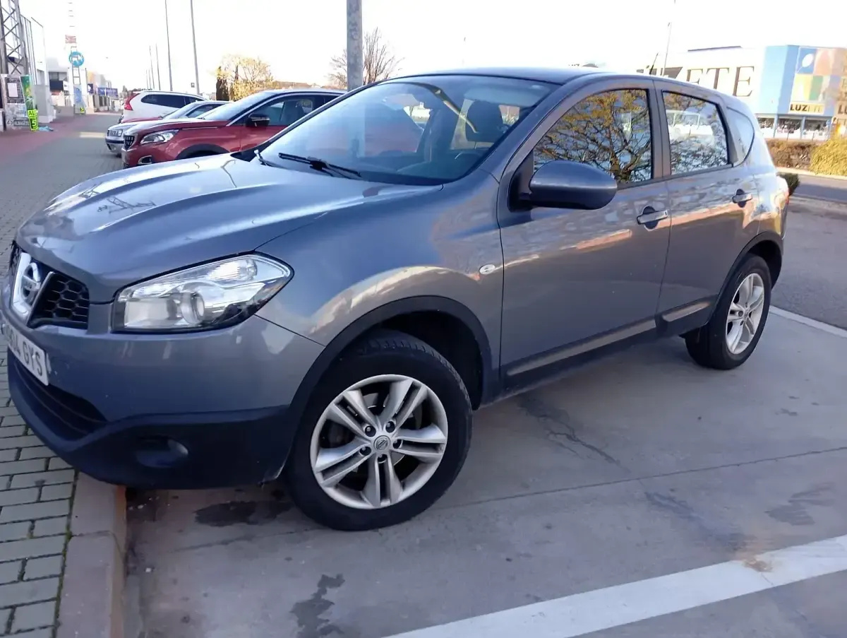 Usado Nissan Qashqai Premium Edition 106 CV (77 kW) 2010 Gris SUV