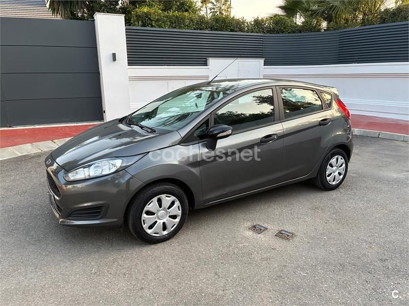 Usado Ford Fiesta Trend 82 CV (60 kW) 2017 Gris / plata Berlina