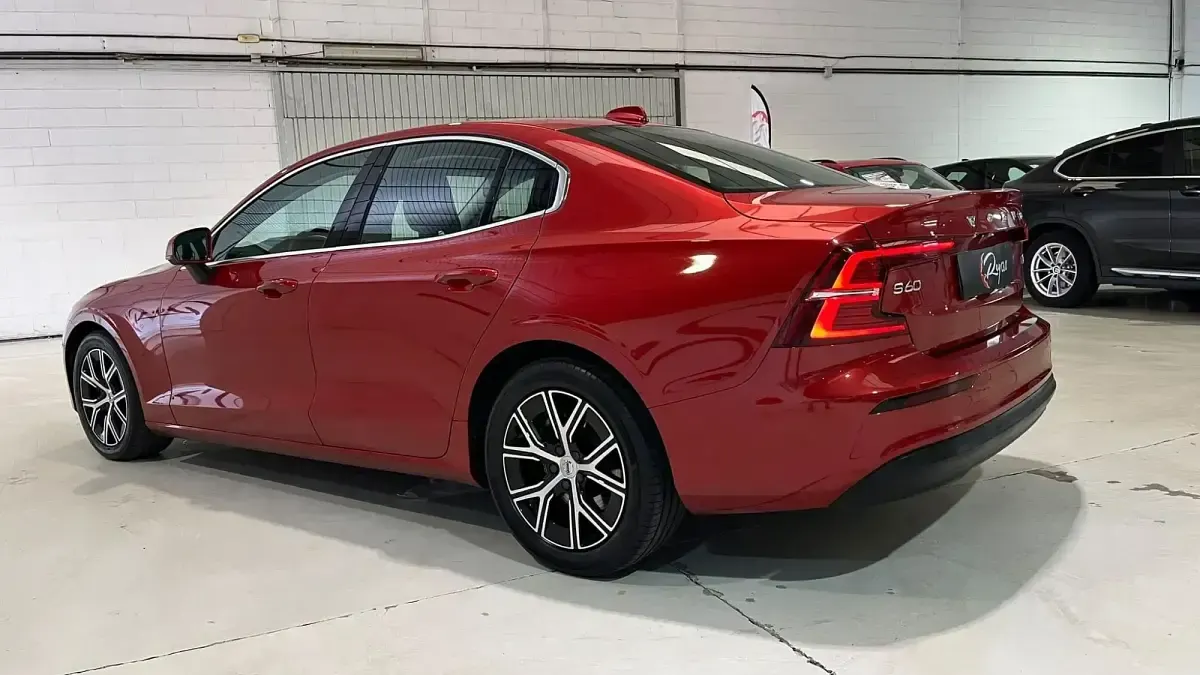 Usado Volvo S60 Core 197 CV (144 kW) 2023 Rojo Berlina