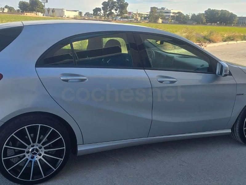 Usado Mercedes B200 AMG line 136 CV (100 kW) 2014 Gris / plata Monovolumen