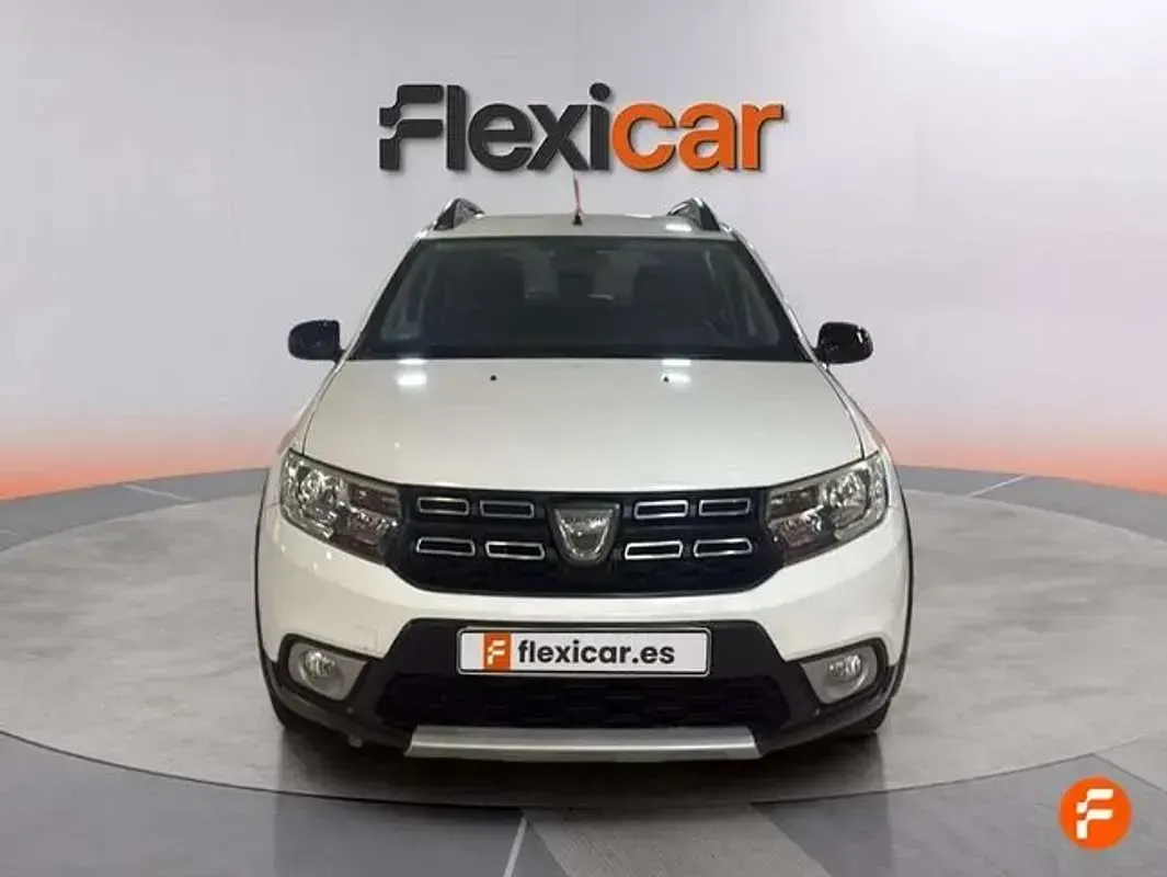Usado Dacia Sandero Comfort 91 CV (66 kW) 2018 Blanco Utilitario