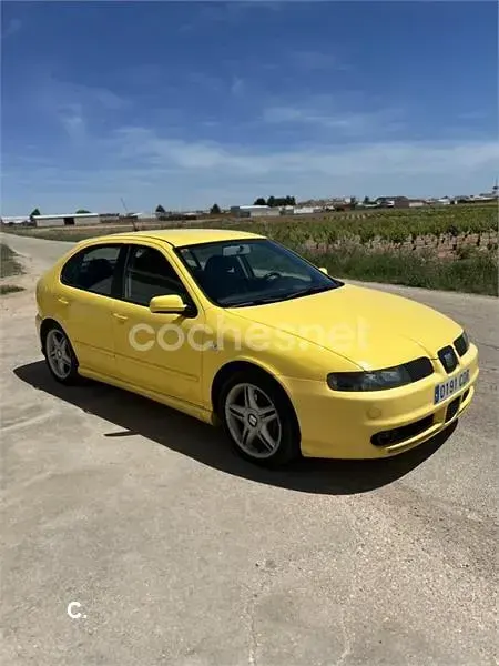 Usado Seat Leon Sport 150 CV (110 kW) 2003 Amarillo Utilitario