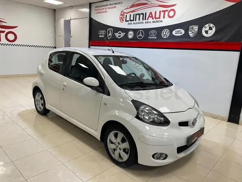 Usado Toyota Aygo Live 68 CV (50 kW) 2011 Blanco Utilitario