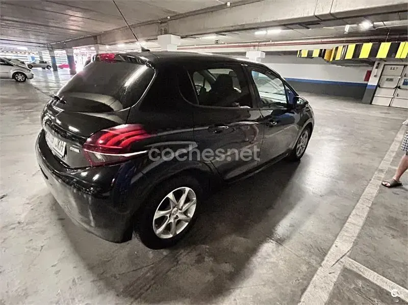 Usado Peugeot 208 Active 82 CV (60 kW) 2015 Negro Utilitario