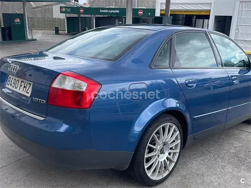 Usado Audi A4 115 CV (84 kW) 2001 Azul Berlina