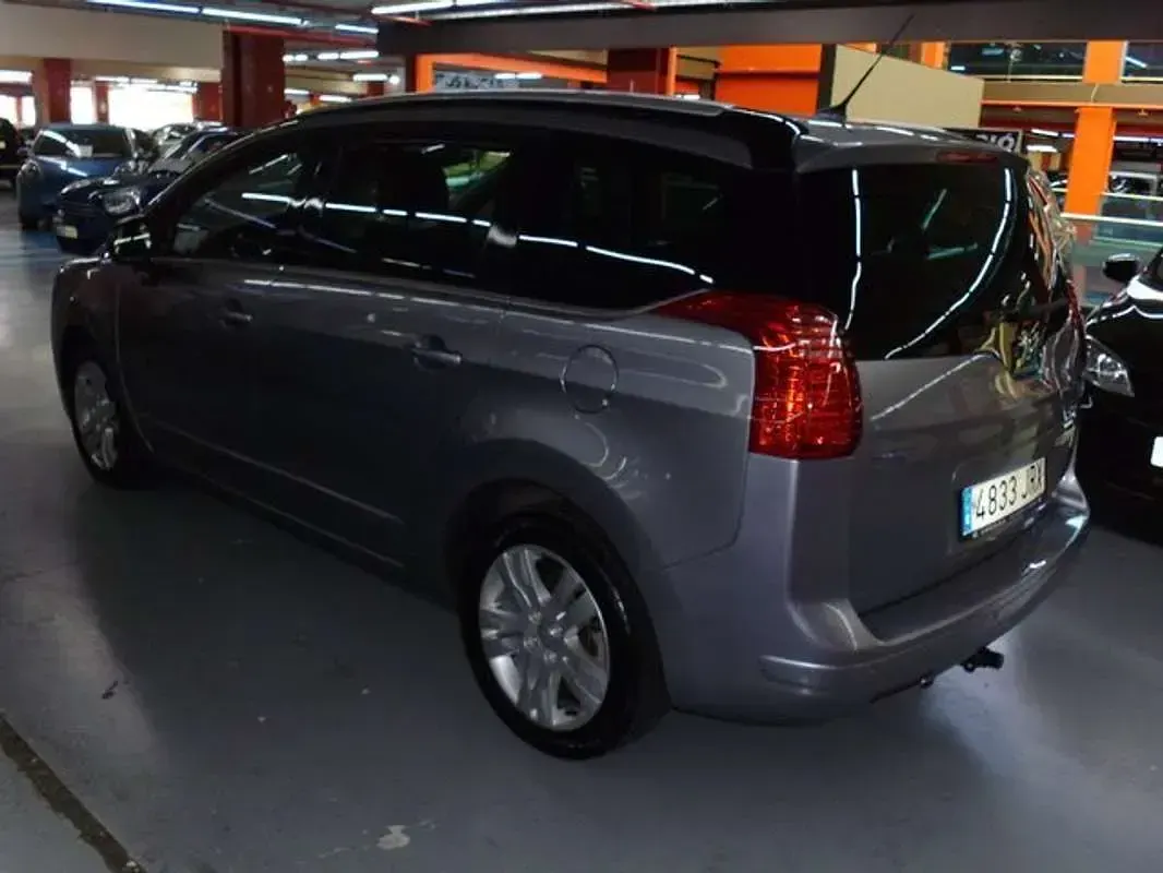 Usado Peugeot 5008 Allure 120 CV (88 kW) 2016 Gris Monovolumen