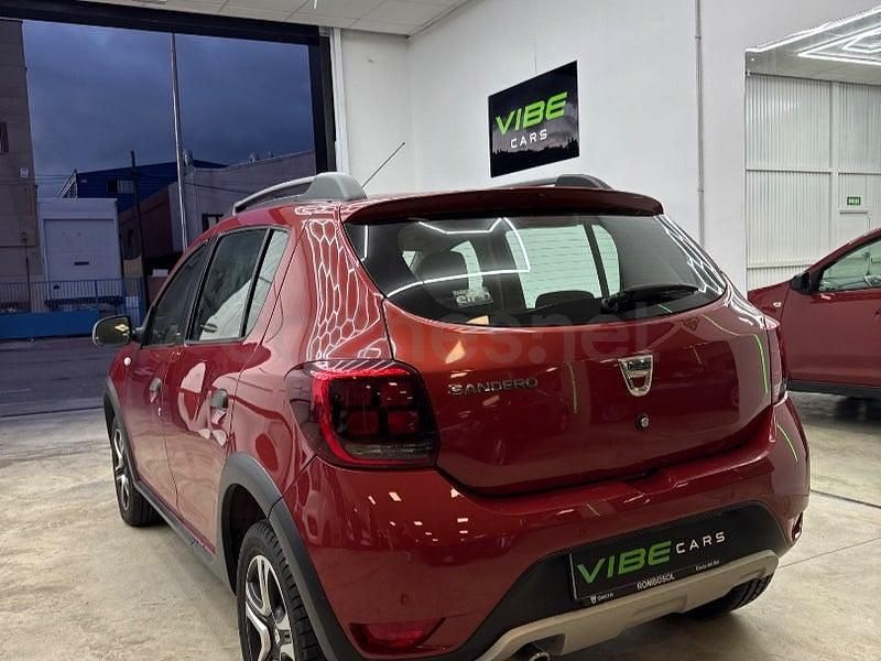 Usado Dacia Sandero Comfort 90 CV (66 kW) 2018 Granate Berlina