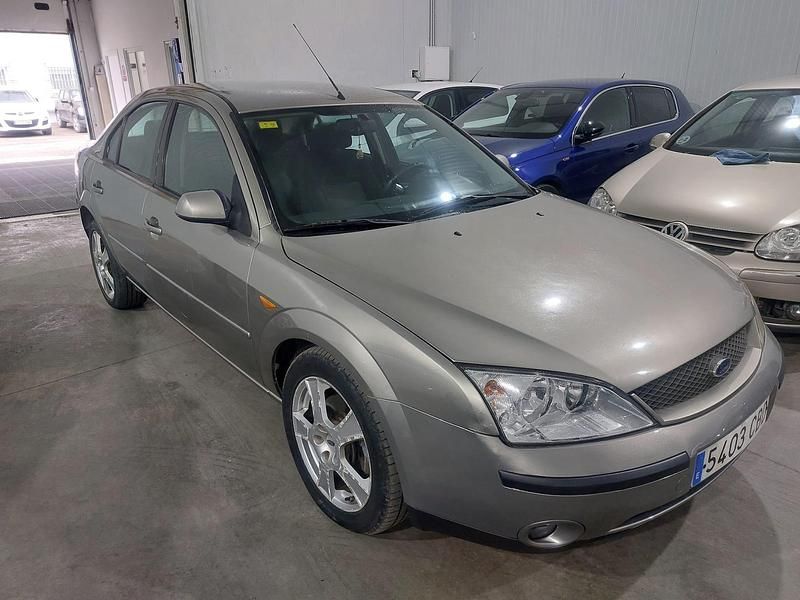 Usado Ford Mondeo Trend 130 CV (95 kW) 2002 Gray Berlina