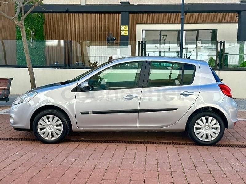 Usado Renault Clio II Expression 75 CV (55 kW) 2011 Gris / plata Berlina