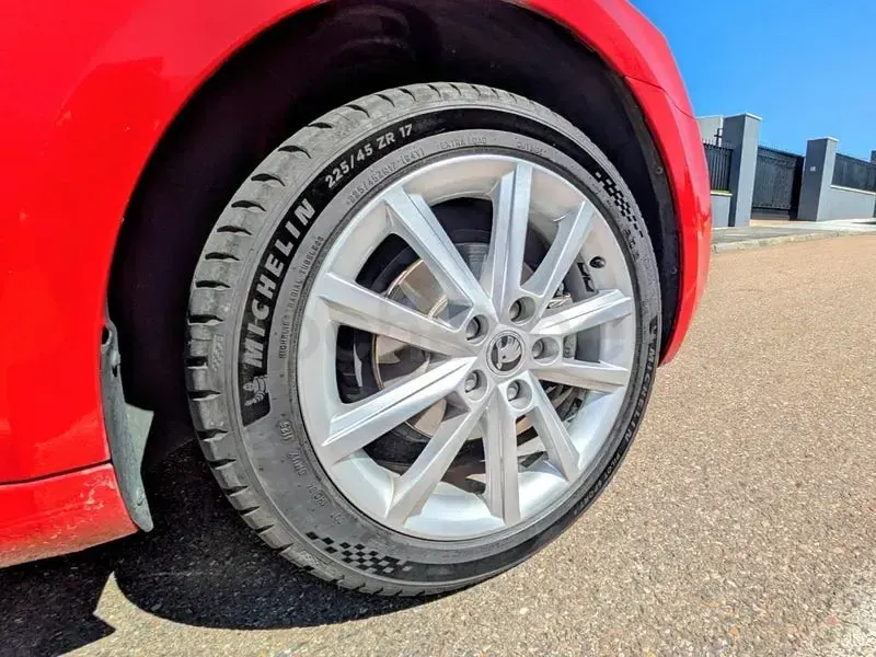 Usado Skoda Octavia Elegance 105 CV (77 kW) 2014 Rojo Familiar