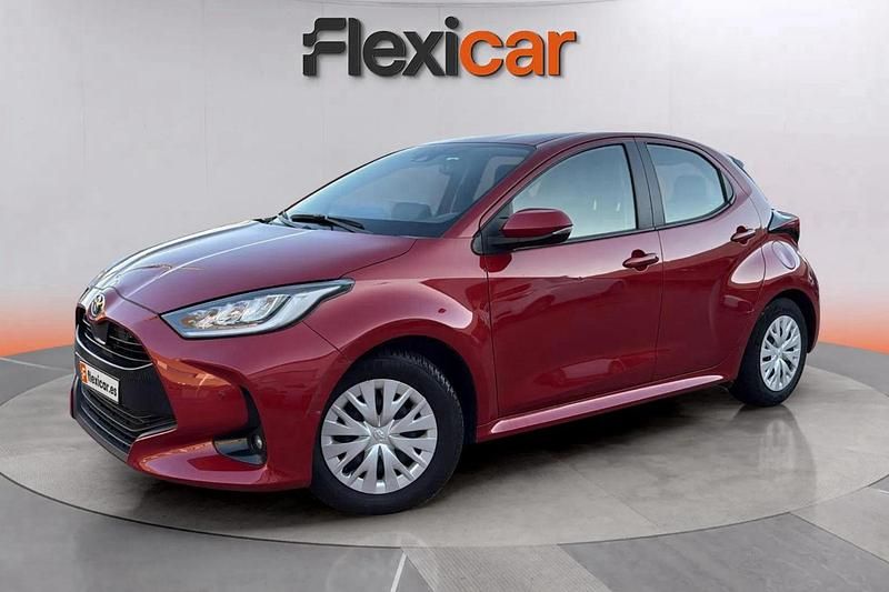 Usado Toyota Yaris Hybrid Active 116 CV (85 kW) 2023 Rojo Berlina