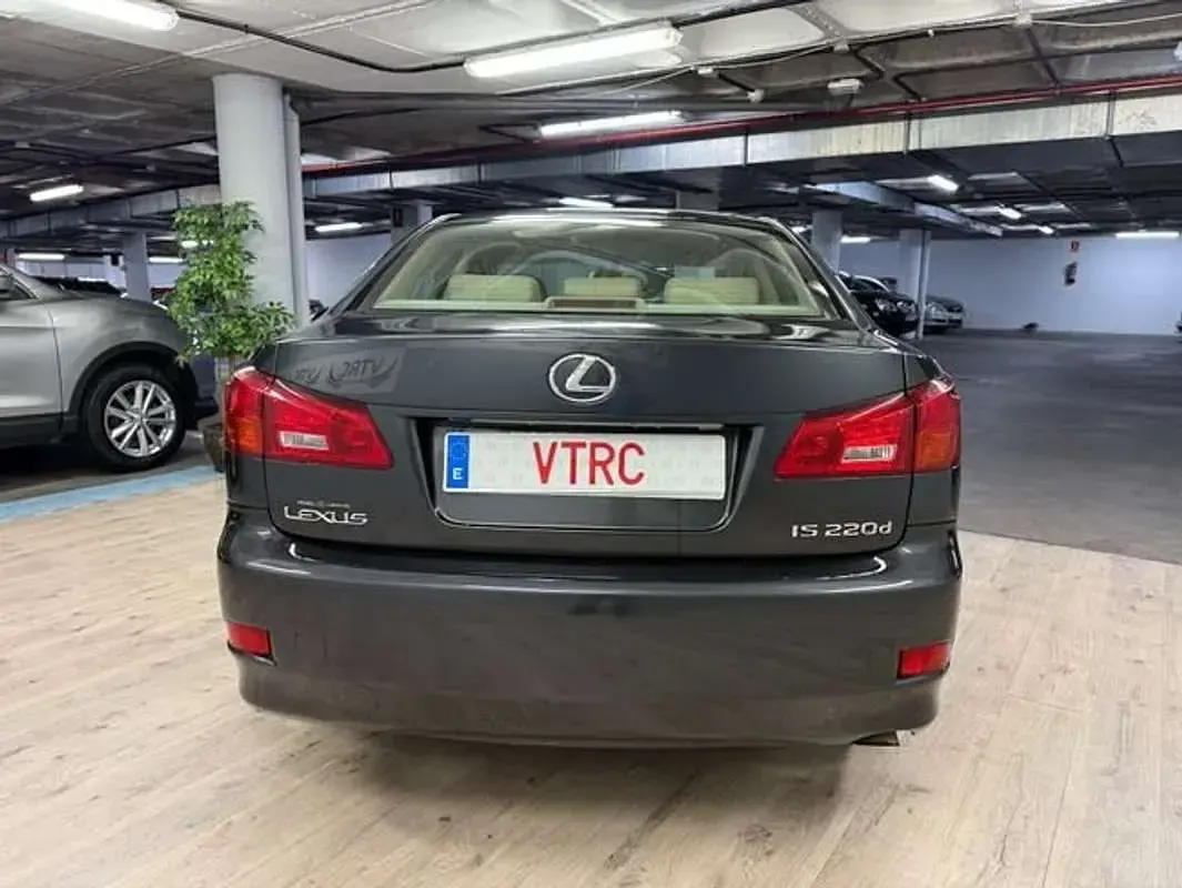 Usado Lexus IS220d Luxury Line 177 CV (130 kW) 2006 Gris Berlina