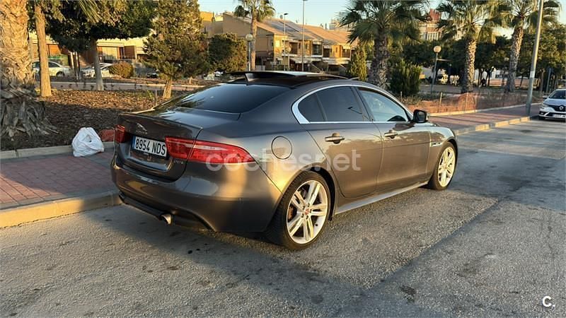 Usado Jaguar XE R-Sport 200 CV (147 kW) 2018 Gris / plata Berlina