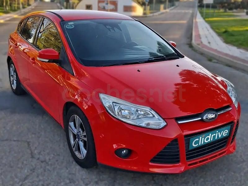 Używany Ford Focus Titanium 115 KM (84 kW) 2014 Czerwony Sedan/Limuzyna