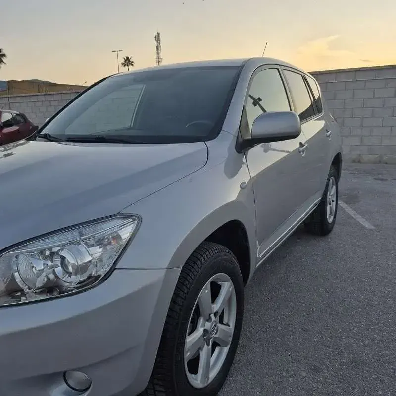 Usado Toyota RAV4 136 CV (100 kW) 2008 Gris SUV