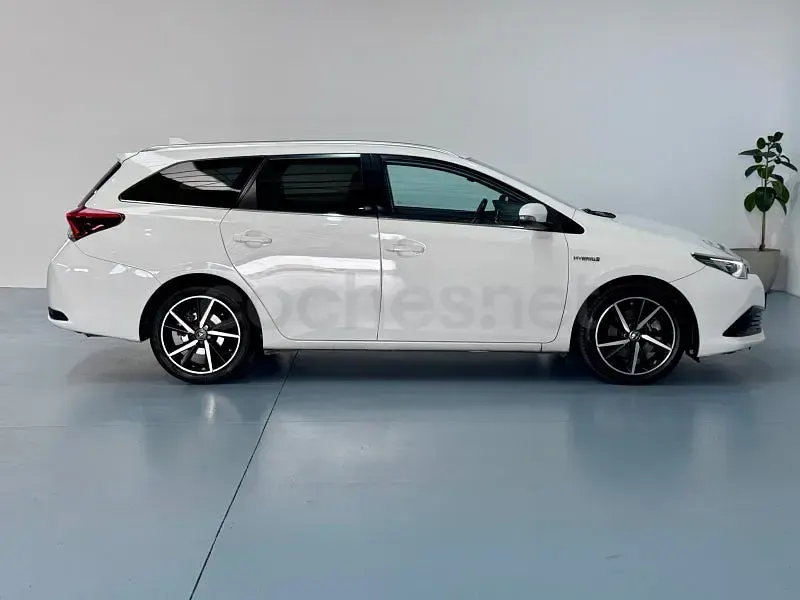 Usado Toyota Auris Hybrid 136 CV (100 kW) 2017 Blanco Familiar