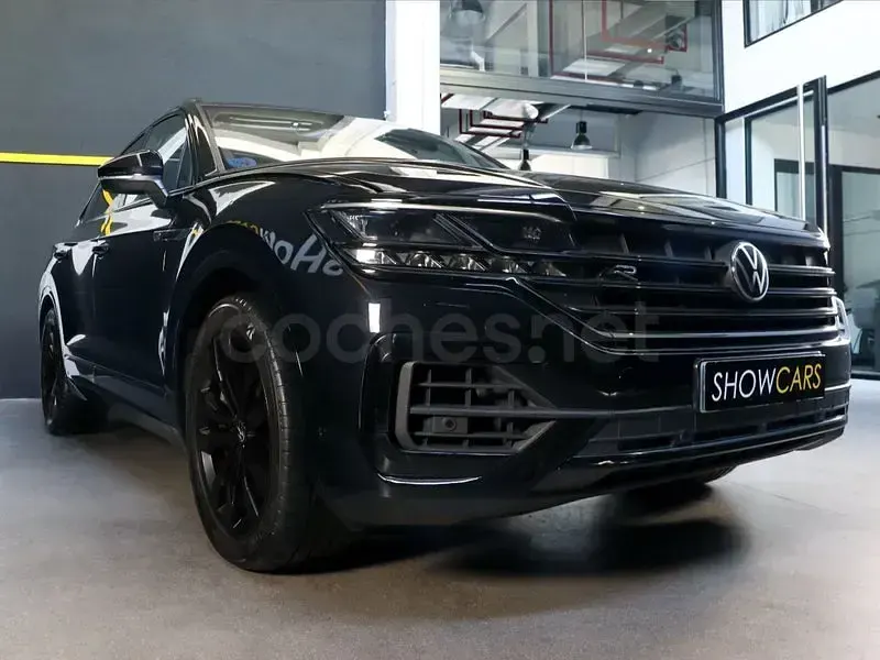 Käytetty VW Touareg R 462 HP (339 kW) 2022 Musta Katumaasturi