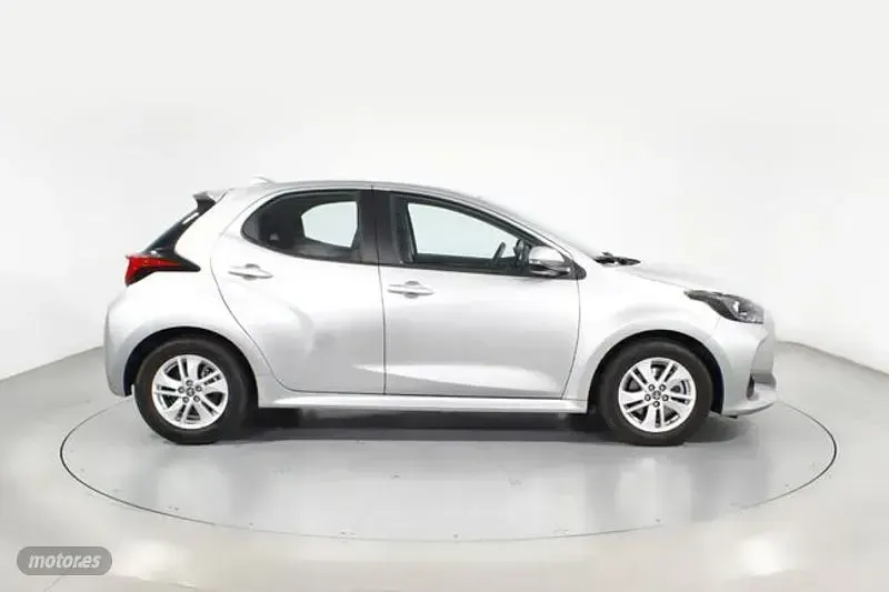 Usado Toyota Yaris Hybrid Active 116 CV (85 kW) 2022 Gris Berlina