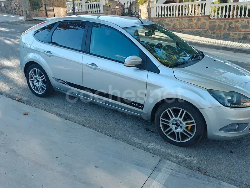 Usado Ford Focus Titanium 109 CV (80 kW) 2009 Gris / plata Berlina