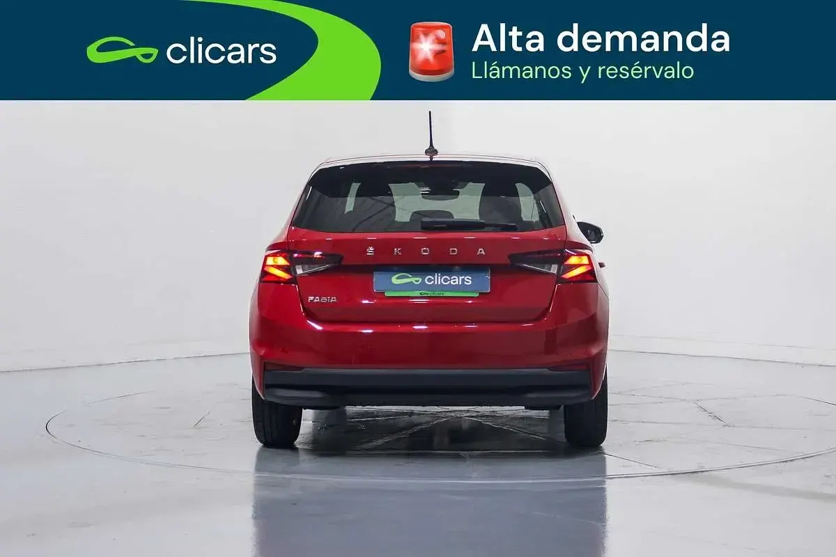 Usado Skoda Fabia 95 CV (69 kW) 2022 Rojo Utilitario