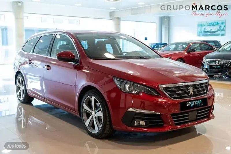 Usado Peugeot 308 Allure 130 CV (95 kW) 2019 Rojo Familiar