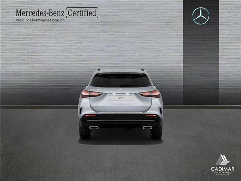 Usado Mercedes GLA200 AMG line 150 CV (110 kW) 2024 Negro cosmos SUV