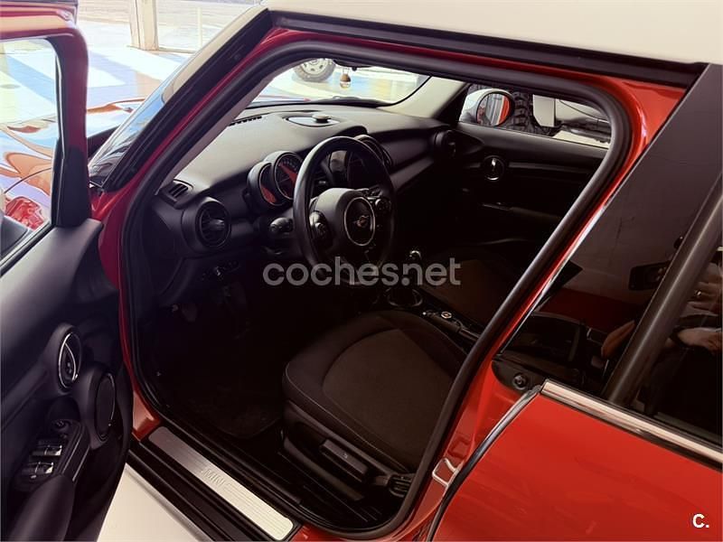 Usado Mini ONE 102 CV (75 kW) 2018 Rojo Utilitario